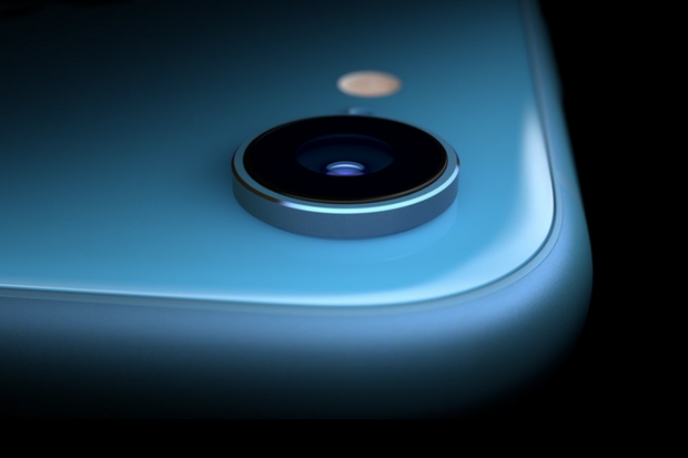 iPhone XRもFace ID搭載

　iPhone XRにはそのほか、Apple最新のA12 Bionicチップ、12メガピクセル広角カメラ（背面）、7メガピクセルのTrueDepthカメラ（前面）が搭載されている。