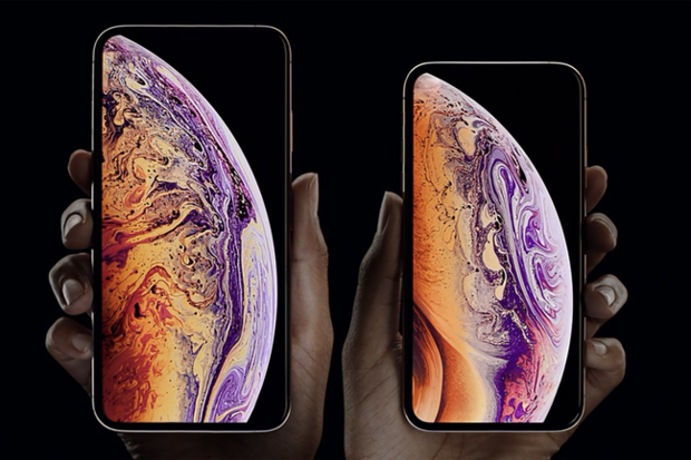 「iPhone XS」と「iPhone XS Max」

　Appleのマーケティング担当シニアバイスプレジデントであるPhil Schiller氏が次に登場し、iPhone XSシリーズ2機種を発表。iPhone XS（右）は現行モデル「iPhone X」と同じ5.8インチ画面を搭載、新たに発表されたiPhone XS Maxは画面サイズが6.5インチとなっている。