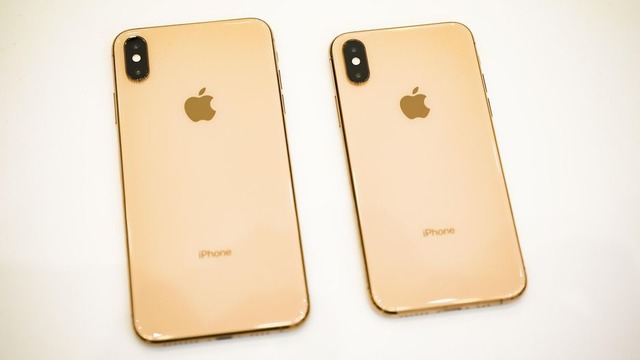 iPhone XSとXS Max

　iPhone XS Max（写真左）は6.5インチの画面を搭載し、これまでで最大のiPhoneとなっている。