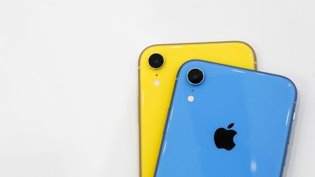iPhone XR

　Appleが発表した3つ目のiPhoneがiPhone XRだ。6.1インチのLCDディスプレイと1200万画素のシングルカメラを搭載し、さまざまな色で提供される。
