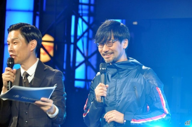 　TGSは2年ぶりの登壇となる“小島監督”こと、コジマプロダクションの小島秀夫氏（右）。コメディアンのハライチ岩井勇気さん（左）が進行役を務めた。