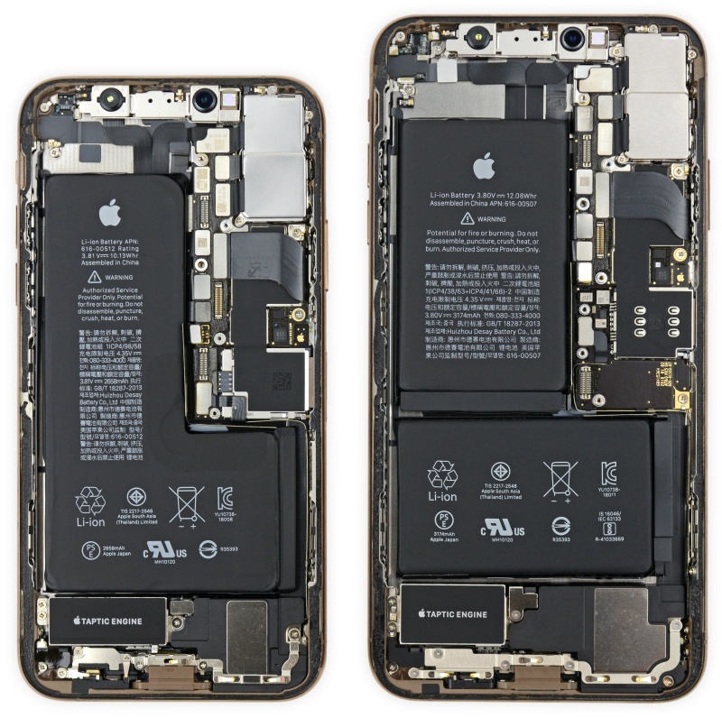 バッテリがL字型1セルのiPhone XS（左）、iPhone Xと同様2セルのiPhone XS Max（出典：iFixit）