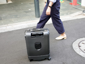 “手ぶらで旅行”をかなえる自走式スーツケース「Airwheel SR5」