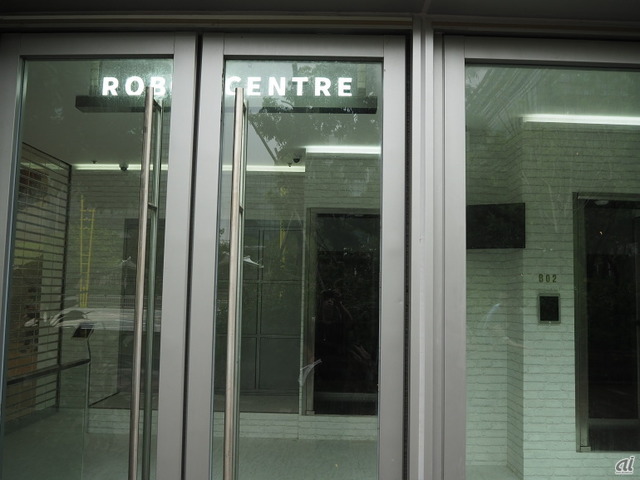 　ROBOEX CENTREの入り口。残念ながら中には入れなかったが、顔認証で受け取れるという。