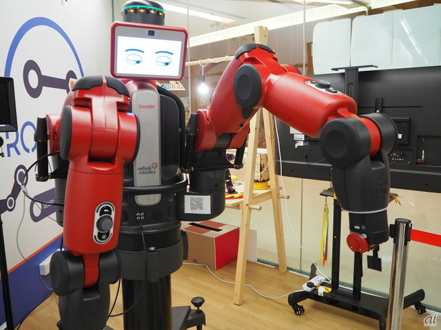 　入り口にはロボットがお出迎え。これは2012年に米国から購入したもので、モノを拾ったりヒックアップしたりという単純作業ができる。
