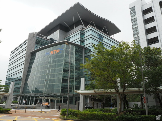 　香港サイエンス・テクノロジーパーク（香港科技園：HKSTP）は、香港特別行政区政府が2001年に設立した大規模な研究開発拠点だ。九龍からMTRで約20分の新界地区に位置しており、「中国のシリコンバレー」と呼ばれる中国深センにも近い。