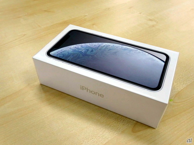 　アップルの「iPhone XR」が10月26日8時に発売された。カラーは、ブラック、ホワイト、ブルー、イエロー、コーラル、(PRODUCT)REDの6色がラインアップする。今回は、アップルよりホワイトをお借りし、開封の儀をお届けする。写真はホワイトのパッケージ。カラーによってパッケージの色も異なる。