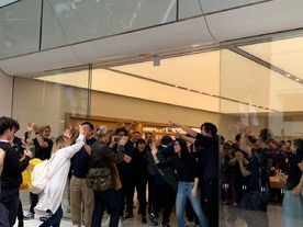 「iPhone XR」の発売日、Apple 渋谷リニューアルオープン--約700人が行列