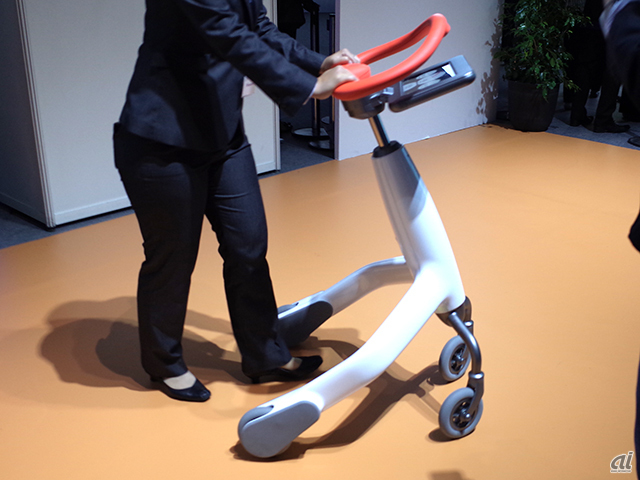 　こちらは「歩行トレーニングロボット」。AIがひとりひとりに最適な歩行トレーニングを提供し、自分の足で歩きたいという思いをサポートする。