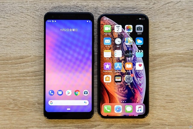 　Pixel 3とiPhoneXSの比較。サイズ感はほぼ同じといってよい。ディスプレイはiPhoneの方がより広く見える。