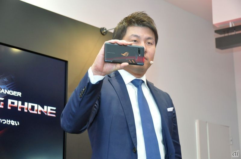 ROG Phoneの背面。手にしているのは、ASUS JAPAN 執行役員 事業部長の溝上武朗氏