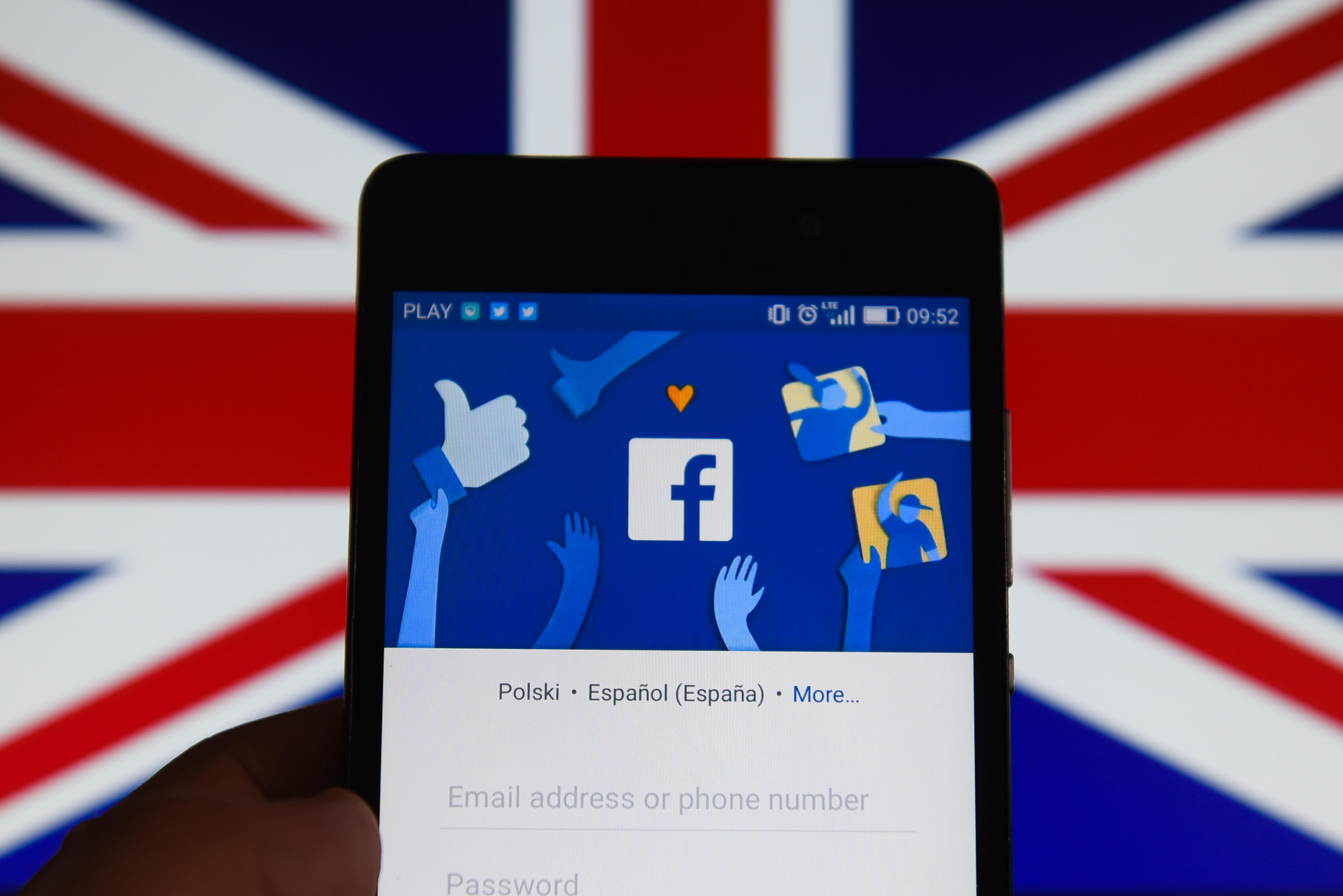Facebookの画面と英国の国旗