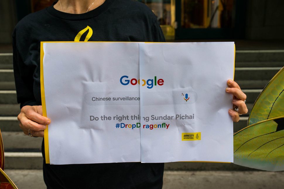 Googleの最高経営責任者（CEO）であるSundar Pichai氏にプロジェクト中止を求めるメッセージを掲げる抗議者