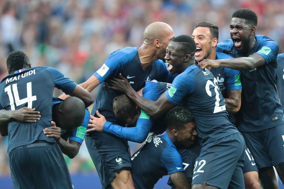 ワールドカップ決勝戦でクロアチアを下し歓喜するフランスの選手たち