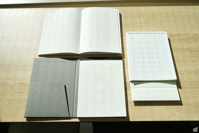 　いずれもほとんど何も書かれていない非常なシンプルなカレンダーやノートとなっています。