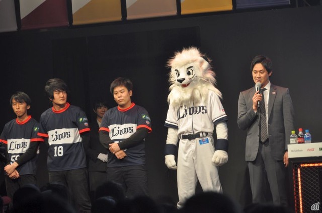 　試合前には、OBである松下健太氏（右）が応援メンバーとして登壇。