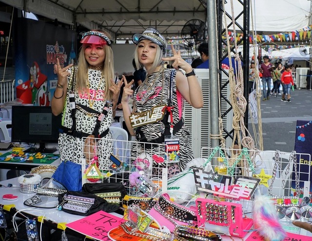 渋谷センター街で生まれた電子工作ギャルユニット「ギャル電」（左からマオさん、きょうこさん）も出展していた。「ギャルも電子工作をする時代！」をスローガンに掲げ2016年９月に活動を開始。以来「意識の低いプレゼン」「ギャルでもできる電子工作」など、数多くの企画や電子工作のワークショップを展開してきた。人が「Maker Festival」に参加するのは、国内外合わせても今回が初めてとのことだ。