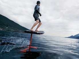 アウディ、電動の水中翼付きボード「Audi e-foil」--水上を飛ぶように移動