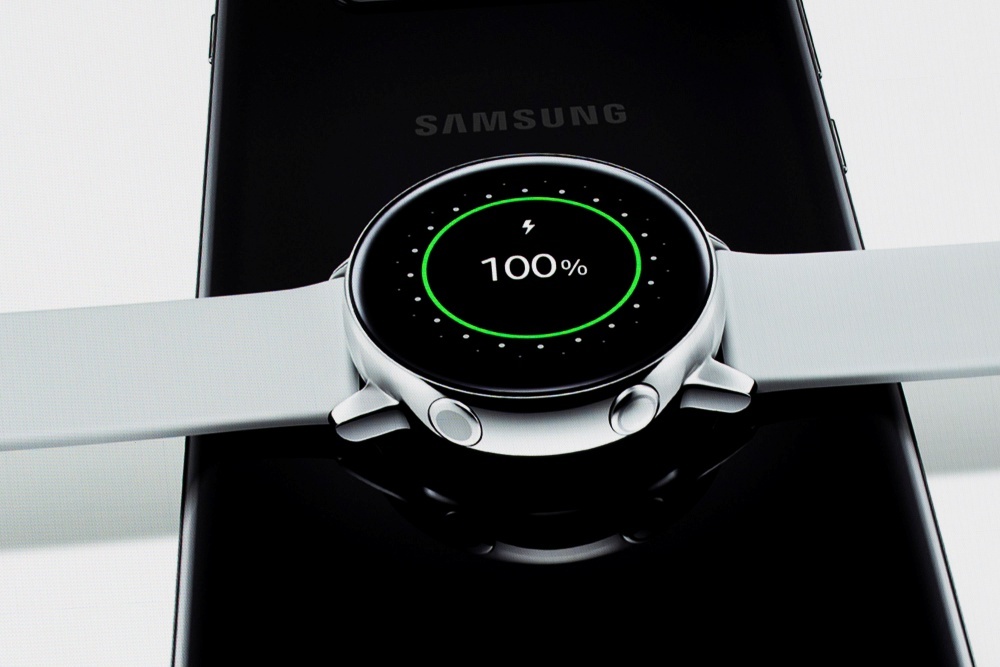 Watch Activeは新しい「Galaxy S10」の背面でワイヤレス充電ができる