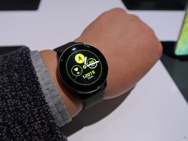 　Galaxy Watch Activeは5気圧防水に対応。価格は199ドル（約2万2000円）でGalaxy Budsと同じく3月から発売開始。