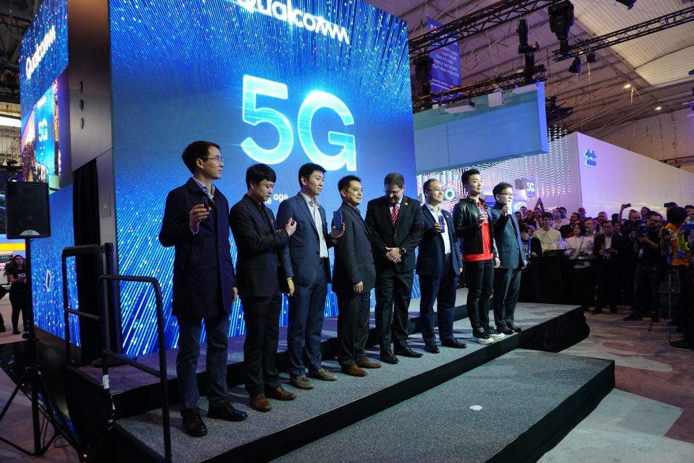 MWC 2019でさまざまな携帯端末メーカーから5G対応スマートフォンが発表されたことを祝うQualcommのプレジデント、Cristiano Amon氏