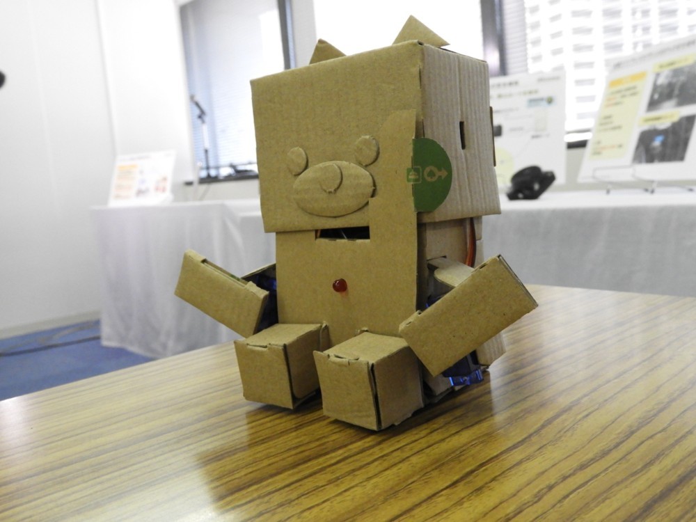 プログラム教育ではドコモが開発したロボット教材「embot(エンボット)」を使うことも予定されている。

