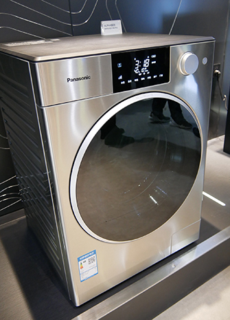 中国市場向けに2018年から発売している「ALPHAシリーズ」。ポルシェデザインの洗濯機だ