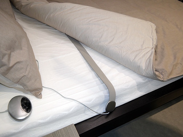 ベッドルームでは、睡眠シートで心拍や体の動きなどが計測できる