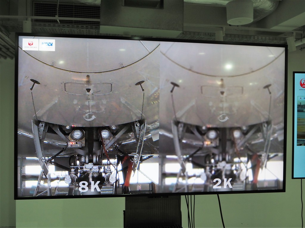 8Kの映像を用いた整備作業支援の実証実験。より解像度の高い8Kのディスプレイと映像を用いることで、離れた場所からでも航空機の細かな様子が確認できる
