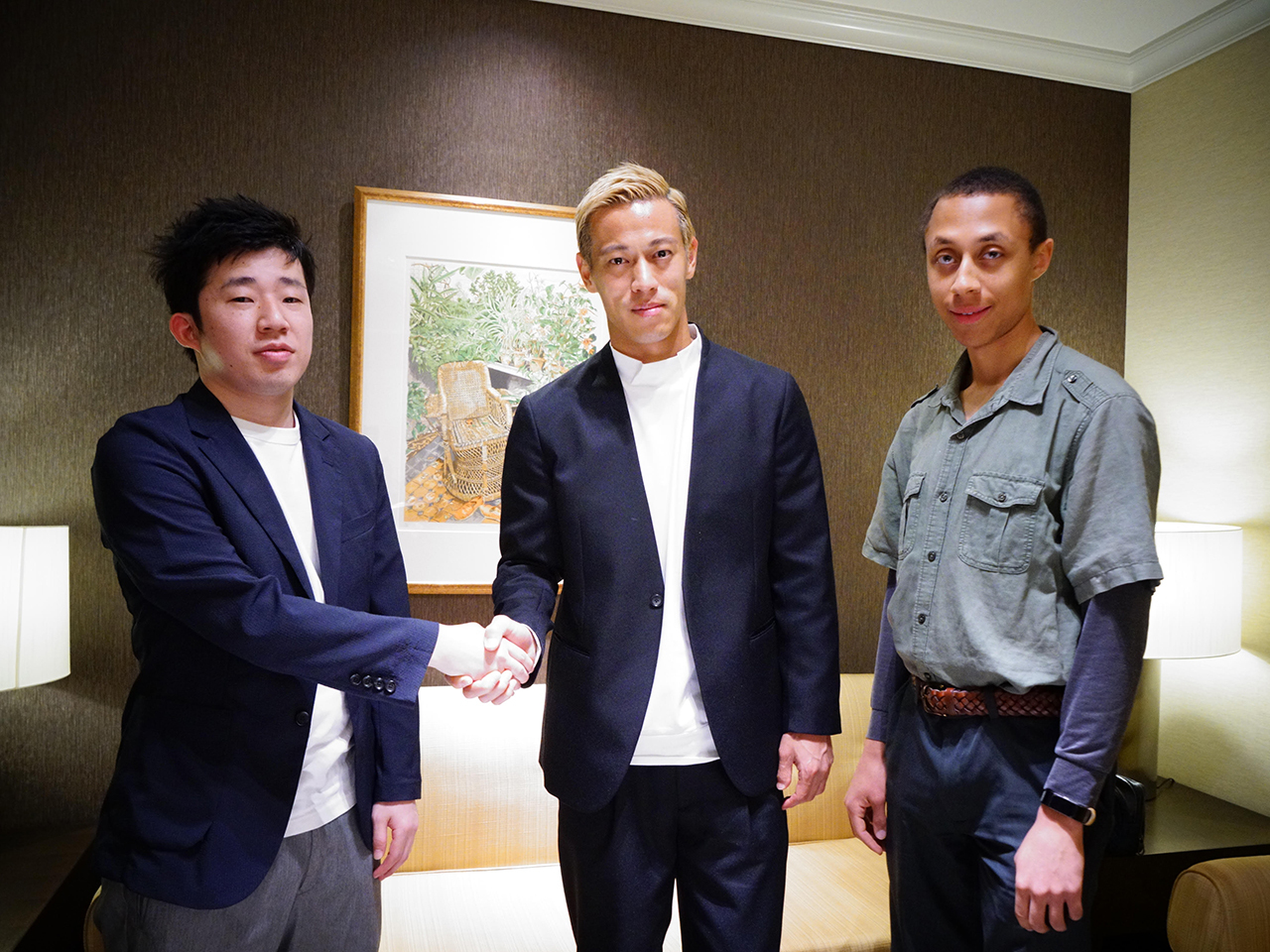左から、ダイバーシーズ 代表取締役の洪英高氏、本田圭佑氏、ダイバーシーズ Marcus Jackson氏