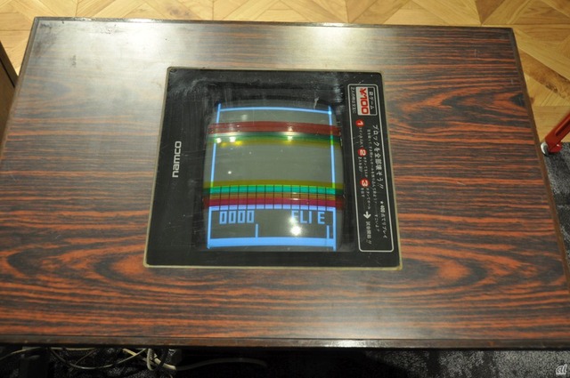 　こちらも懐かしのテーブル型筐体ゲーム「ブレイクアウト」。いわゆる“ブロック崩し”。セロハンで色を付けているのも特徴。