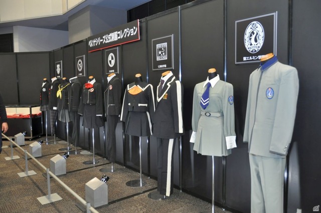 　「ペルソナ」シリーズ5作品に登場する、男女制服10種を展示。