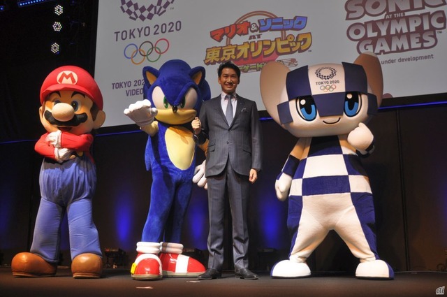 　ステージではソニックのほか、東京2020オリンピックマスコットのミライトワ（一番右）、マリオ（一番左）も登場。里見氏が、マリオがセガのイベントに登場していることに触れると、場内から笑いも起きていた。