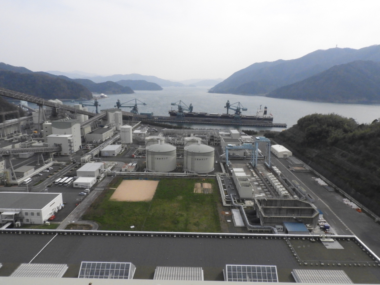 京都府北部の日本海側にある舞鶴発電所は関西電力唯一の石炭火力発電所でもある