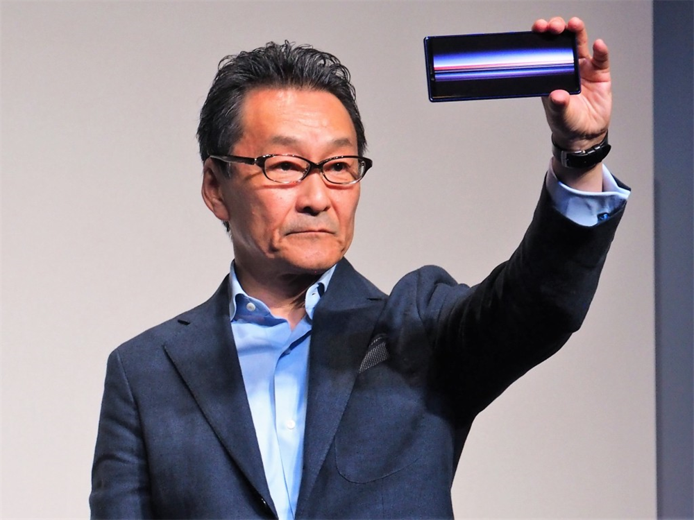 新しいフラッグシップモデル「Xperia 1」を披露するソニーモバイルの岸田氏