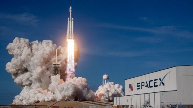 　2018年2月6日、SpaceXのロケット「Falcon Heavy」が初めて打ち上げられた。2011年にその構想が明かされ、当初は2013年に打ち上げを目指していたFalcon Heavyの成功は、Elon Musk氏が最高経営責任者（CEO）を務める民間の宇宙輸送企業である同社にとって歴史的な1歩となった。

　この歴史的な功績は、商用宇宙船における新たな夜明けの到来となった。SpaceXは他の重量物打ち上げロケットの何分の1かの費用でペイロード（積載物）を軌道に送り、ロケットブースターを帰還させることができたのだ。

　Falcon Heavyにどのようなことができるのかを写真で紹介する。