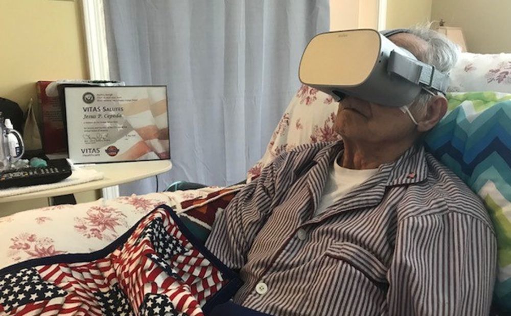 VRヘッドセットを使うホスピスの患者