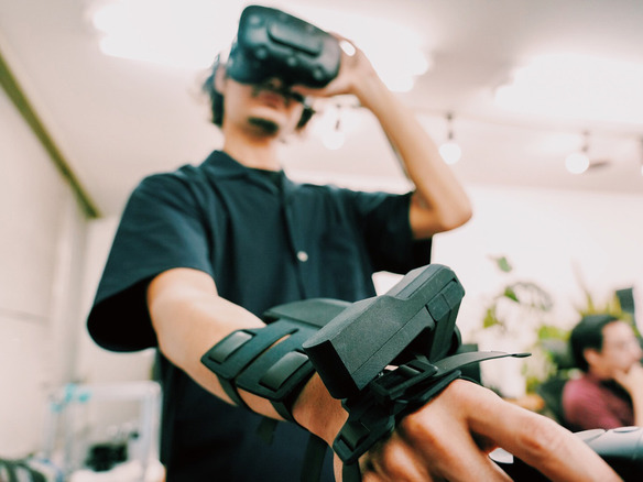 VR触覚デバイス「EXOS Wrist DK2」、半額の30万円に値下げ--Oculus Questにも対応へ
