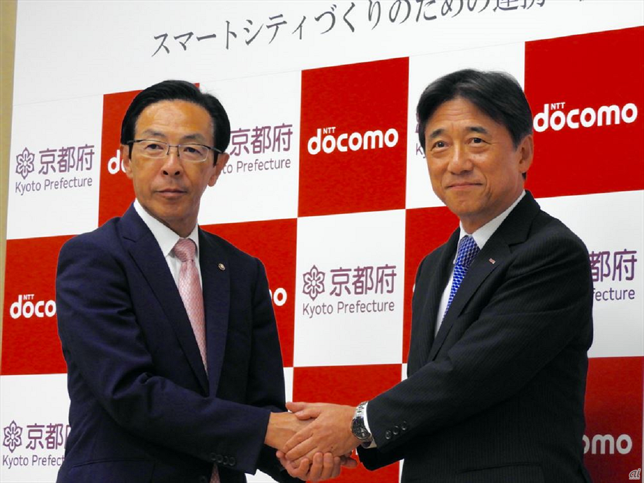 締結式では京都府の西脇隆俊知事（左）とドコモの吉澤和弘代表社長（右）が署名した