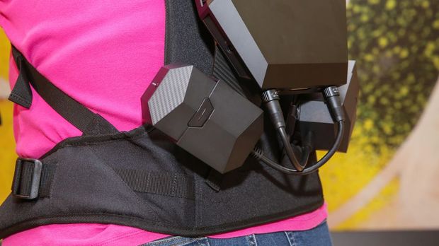 　VR Backpackのバッテリーはハーネスのより高い位置に取り付けるようになっており、付け替えも容易だ。