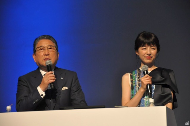 　発表会の司会進行を務めた徳光和夫さん（左）と、平井理央さん（右）。