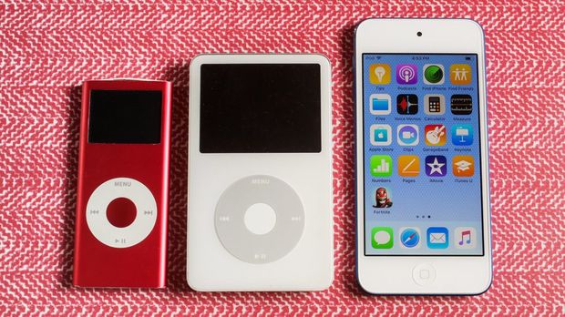　iPodは年月を経て変化を遂げてきた。「iPod nano」（左）は「iPod classic」（中央）とは異なっていた。そしてiPod touch（右）はiPodシリーズで初めてタッチスクリーンやインターネット接続を実現した。