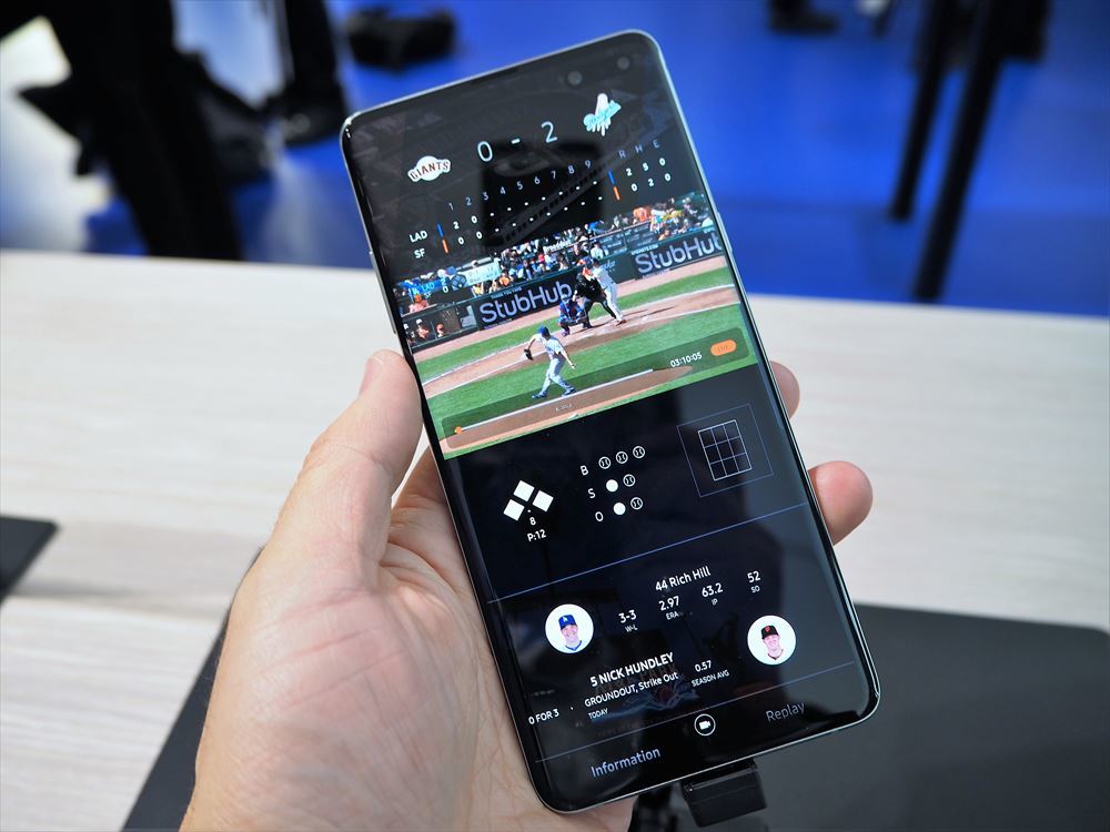 サムスン電子の5G対応スマートフォン「Galaxy S10 5G」。5Gの商用サービスが始まっている米国や韓国での販売価格は13万〜15万円くらいとかなりの高額だ