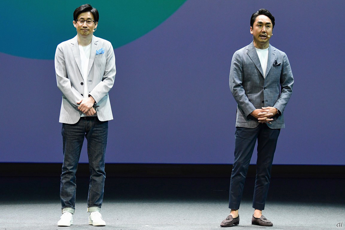 LINE 代表取締役CWOの慎ジュンホ氏（左）と、同代表取締役社長CEOの出澤剛氏（右）