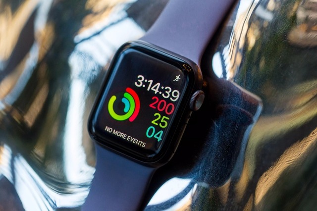 　「Apple Watch」は2014年に発表された（写真は「Apple Watch Series 4」）。