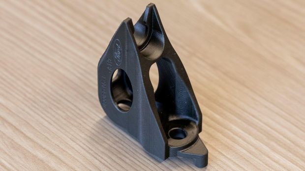 　Carbonが製造したブラケットは、見た目は地味だがFordの「Mustang」の内部に使われている。3D印刷によって、金属で製造するよりも軽量なパーツが製造できる。