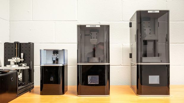 　Carbon製3Dプリンターの歴代のプロトタイプ。「Donnie」（右から2番目）と「Leo」（右端）は、2度目の資金調達ラウンドで投資家を説得する際に使われた。