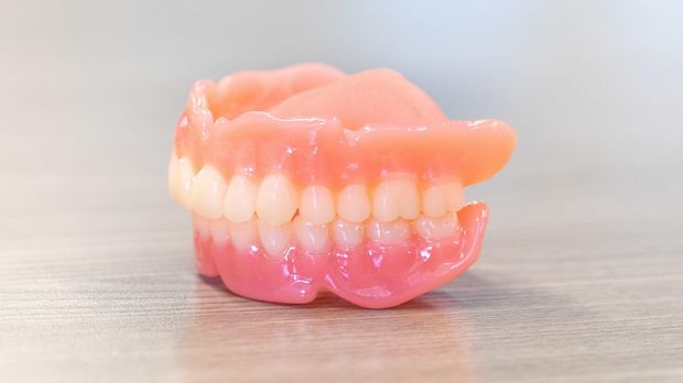 　このフォトレポートでは、3Dプリンターのスタートアップである米Carbonの技術を紹介する。同社はカスタマイズされたデンタルケア製品を3D印刷できる。この写真の入れ歯は2つの素材を組み合わせて作られている。