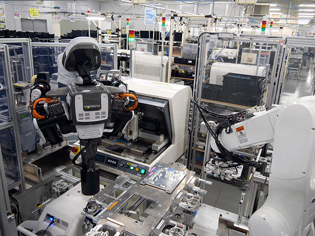　多関節ロボットと双腕ロボットとの組み合わせは、将来的には人とロボットの協働利用を想定した取り組みだ。