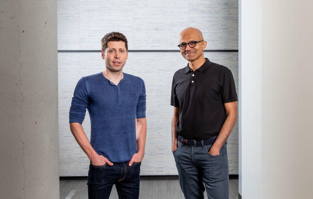 OpenAIのCEOであるSam Altman氏（写真左）と、MicrosoftのCEOであるSatya Nadella氏